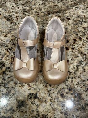 Lamour Girls Gold Mary Jane Dress Shoes with Bow